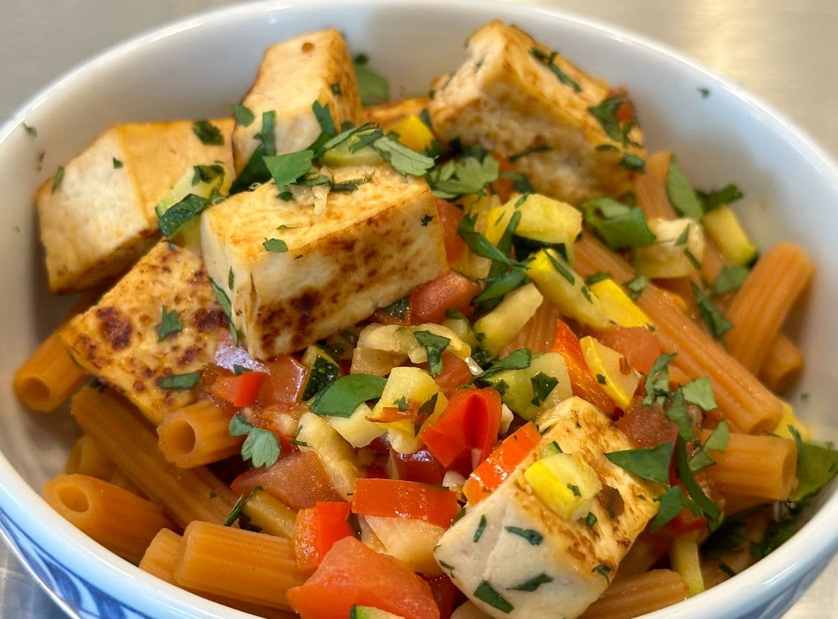 Lentil pasta with tofu and Vegetables